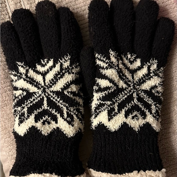 Source Unknown Accessories - Black and White Snowflake Gloves